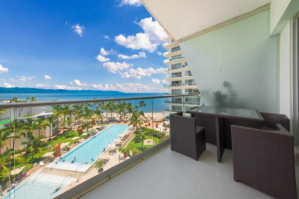 Oceanview 3BR Apt with Beach Access - Pool - Gym - 5