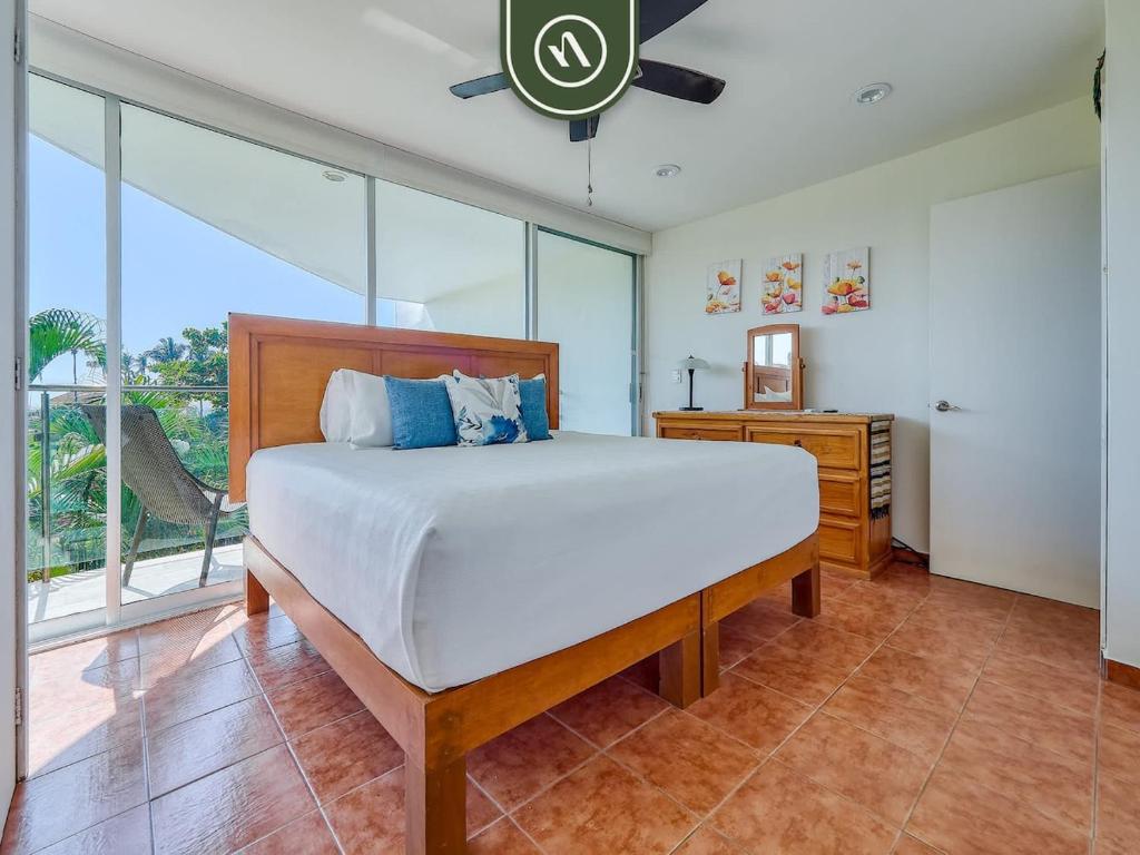 Beachfront 2BR Condo with Pool and Beachclub - 2