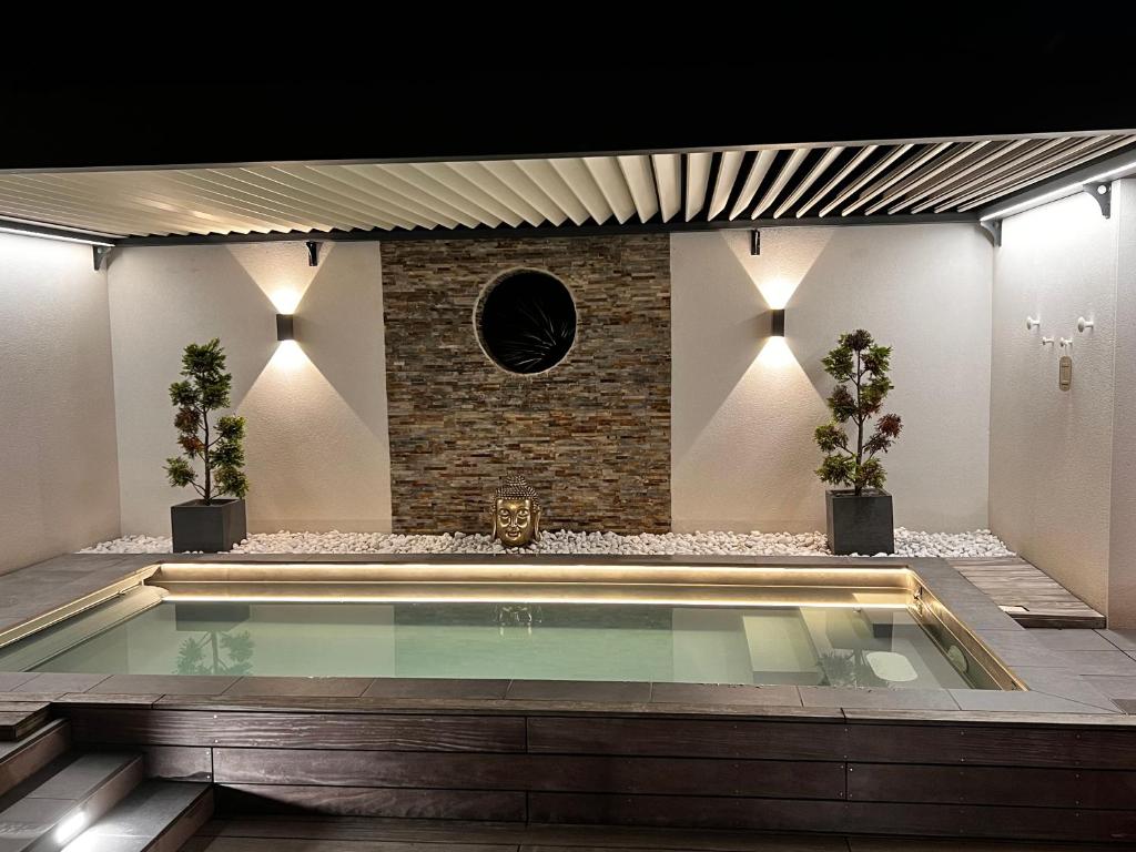 Mini Villa avec Piscine et Jacuzzi privés, Sauna et Home-Cinéma à 800m des Commodités - 2