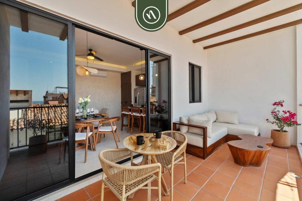 Luxury 2 BR - Downtown - Pool - Sunset in Terrace - 3