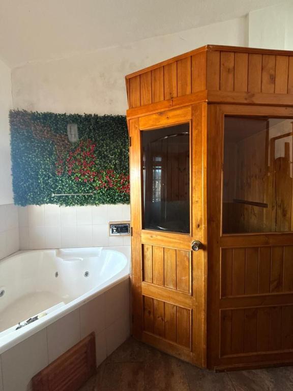 Valentines Escape Private Jacuzzi and Sauna - 4