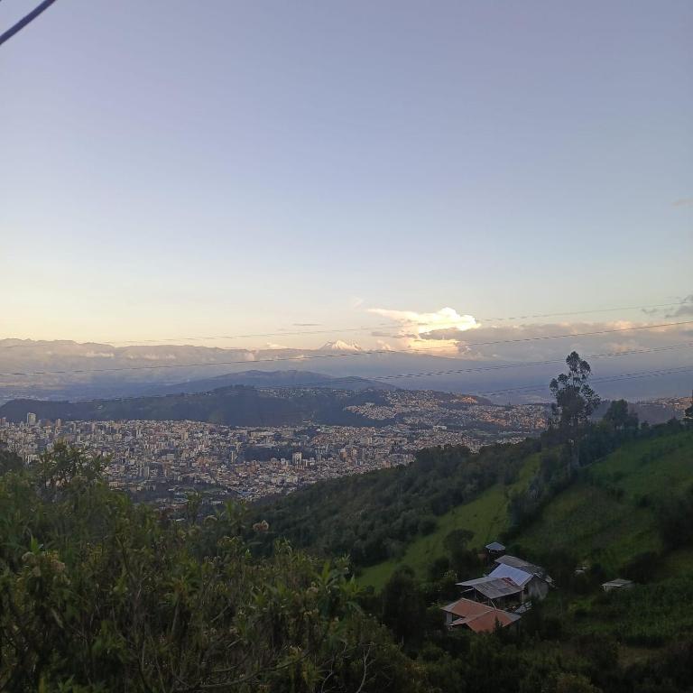 Casa de campo sendero al teleferico de Quito - 1