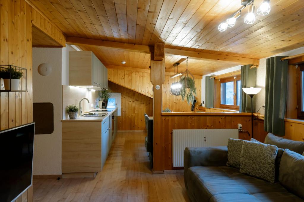 Haus Tisch - 5