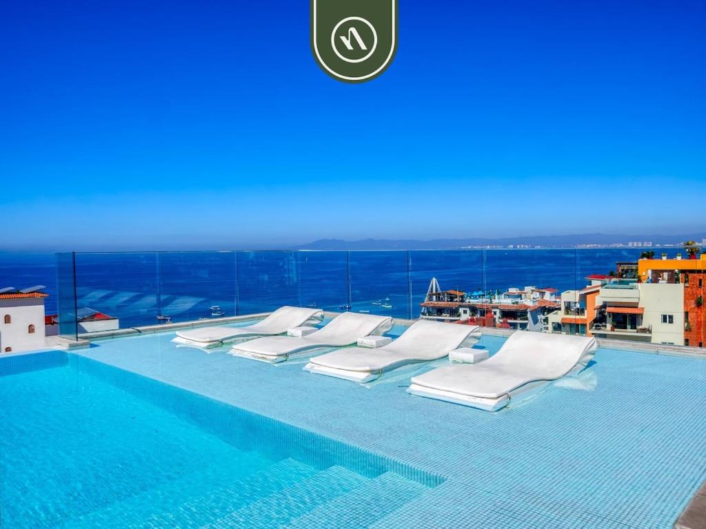 Stunning 2 BR Condo in Romantic Zone - Pool - 1