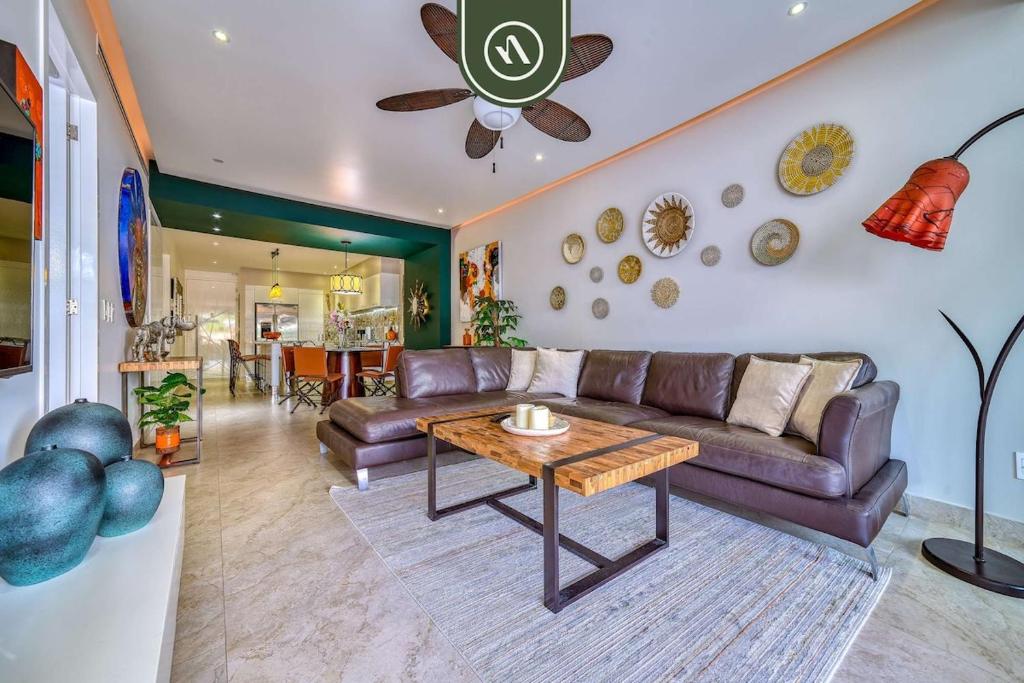 Stunning 2 BR Condo in Romantic Zone - Pool - 3