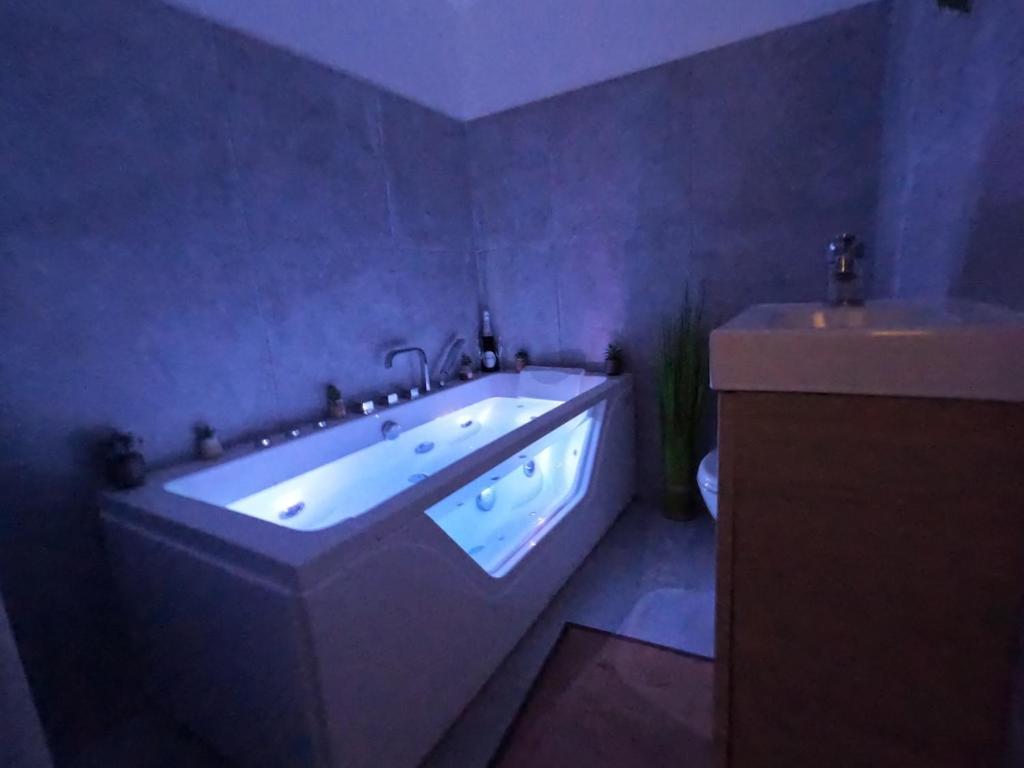 Romantic Suite with Private Jacuzzi & Free Parking - 2