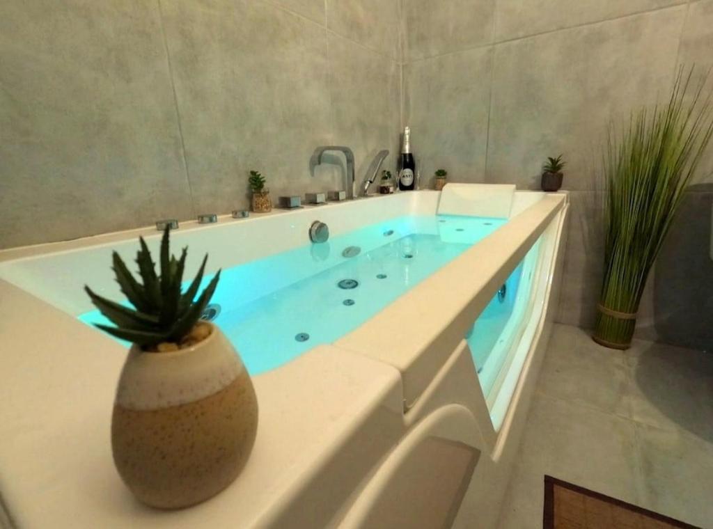 Romantic Suite with Private Jacuzzi & Free Parking - 5