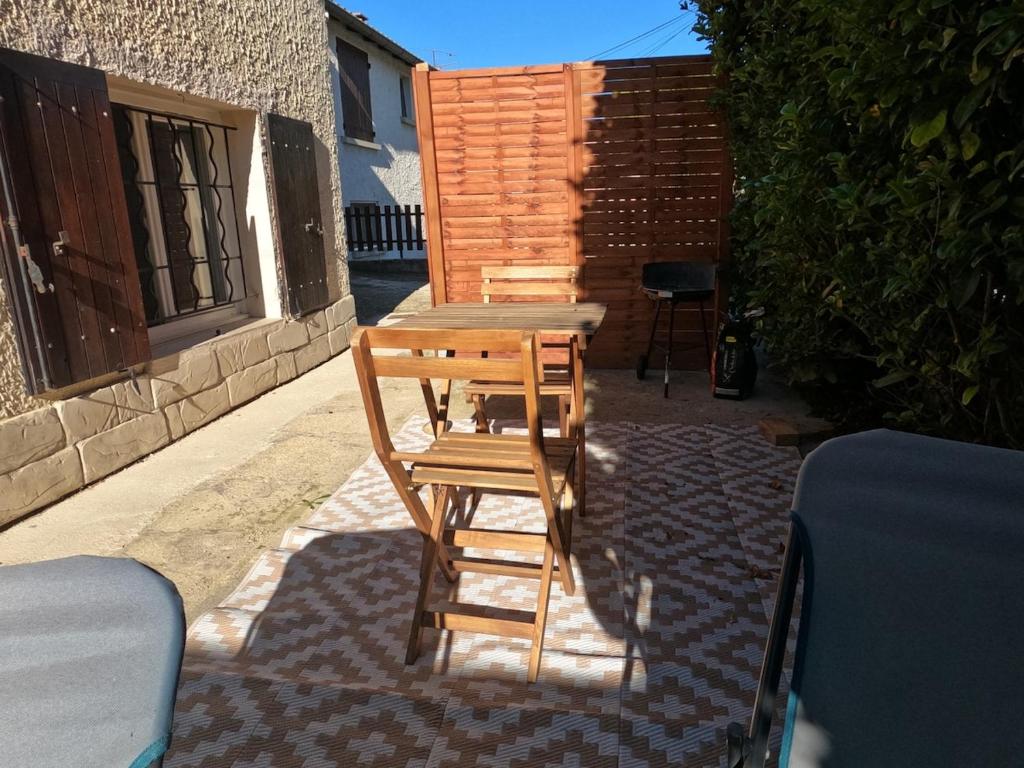 Romantic Suite with Private Jacuzzi & Free Parking - 4