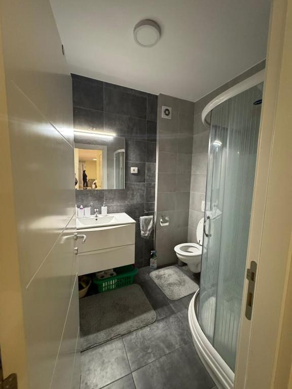 Large 2BR Apartment - 6 Guests - 5