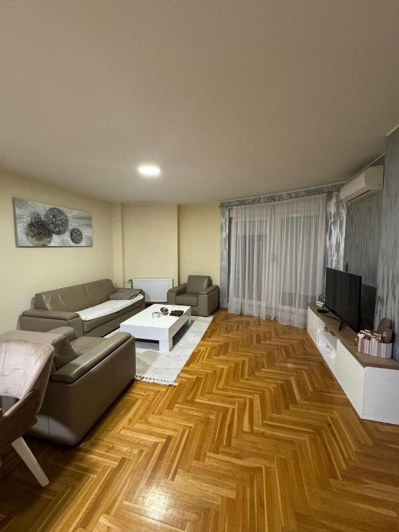 Large 2BR Apartment - 6 Guests - 3