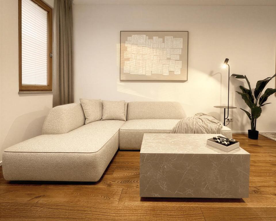 TrulySpace - Modernes Apartment am Rathausplatz, Terrasse, Fahrstuhl - 3