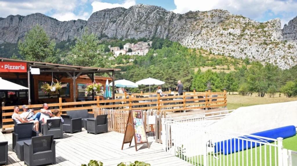 ZEcamping 2 étoiles avec piscine restaurant vue sur le village de Saint Auban - 5