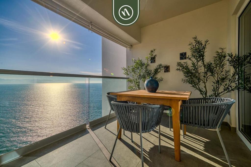 Amazing Oceanfront 1BR Condo - Rooftop Pool - 2