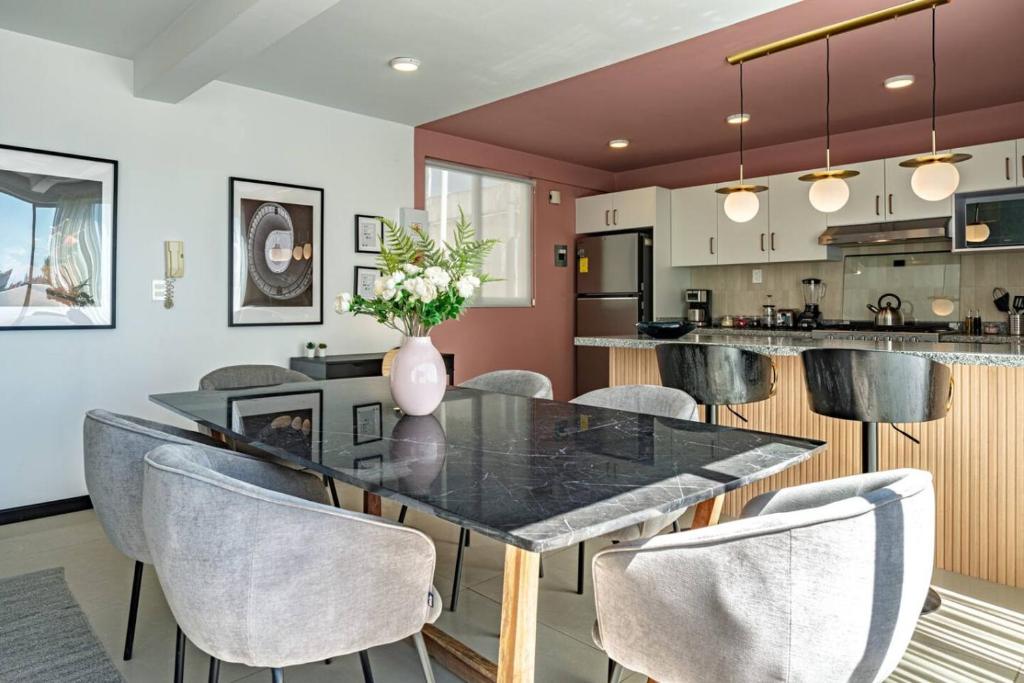 4BR Residence for 10 Terrace Living in Roma Norte - 1