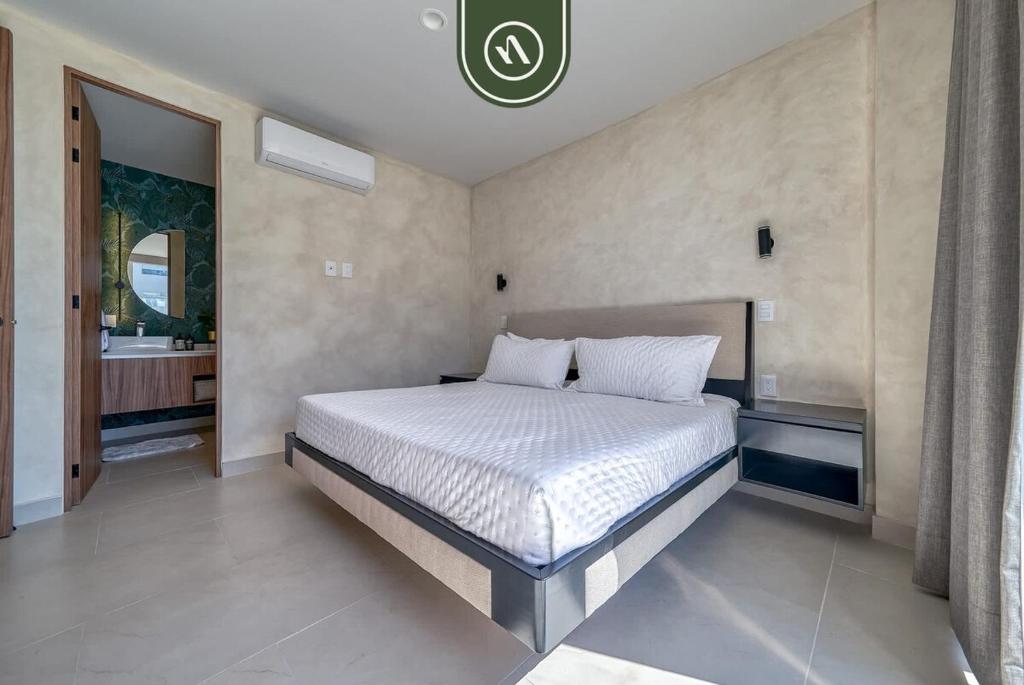 Luxury 2 BR Condo Near Beaches - Pools - Gym - 2