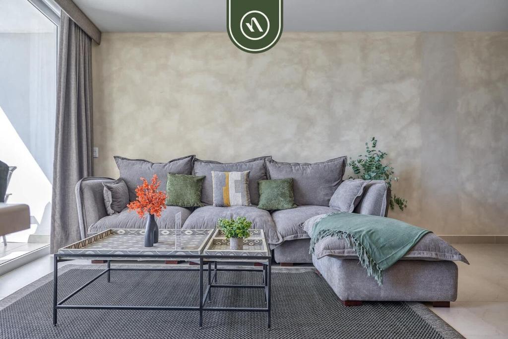 Luxury 2 BR Condo Near Beaches - Pools - Gym - 3