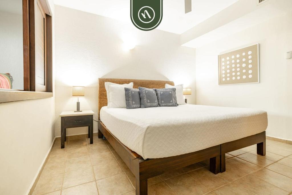 3BR Condo in the Krystal Grand Hotel - Beach - 5