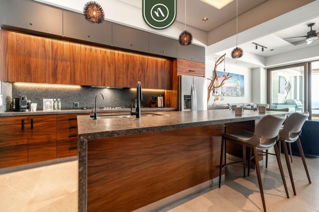Luxury 2 BR Condo with Beachview - Rooftop Pool - 4