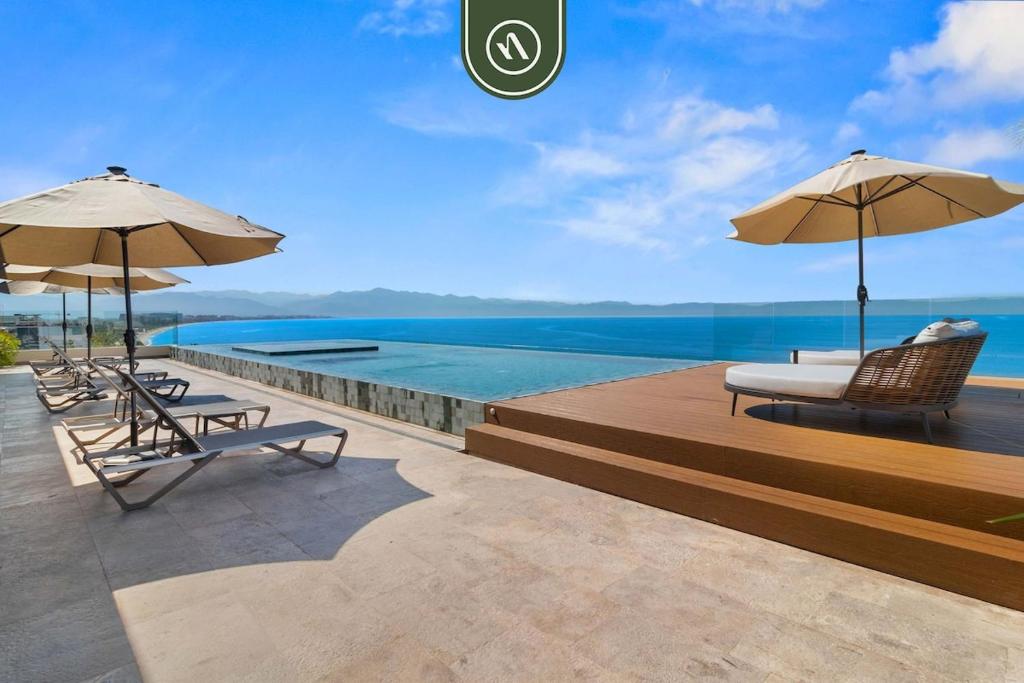 New Stylish 1 BR Condo - Ocean Views - Flex Room - 1