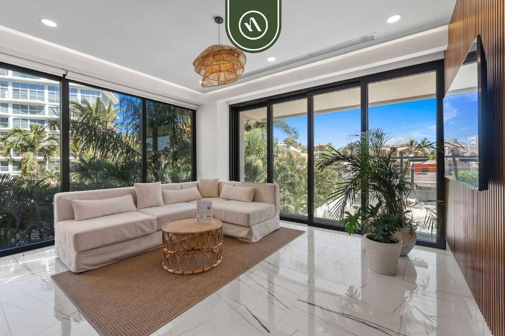 Luxury 2 BR Condo with Dream Pools - Beach - Art - 5