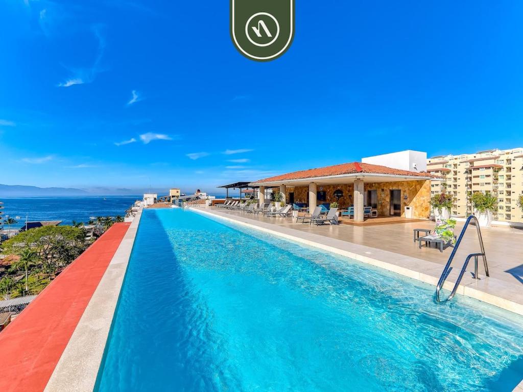 Elegant 2 BR Condo with Amazing Rooftop Pool - 1