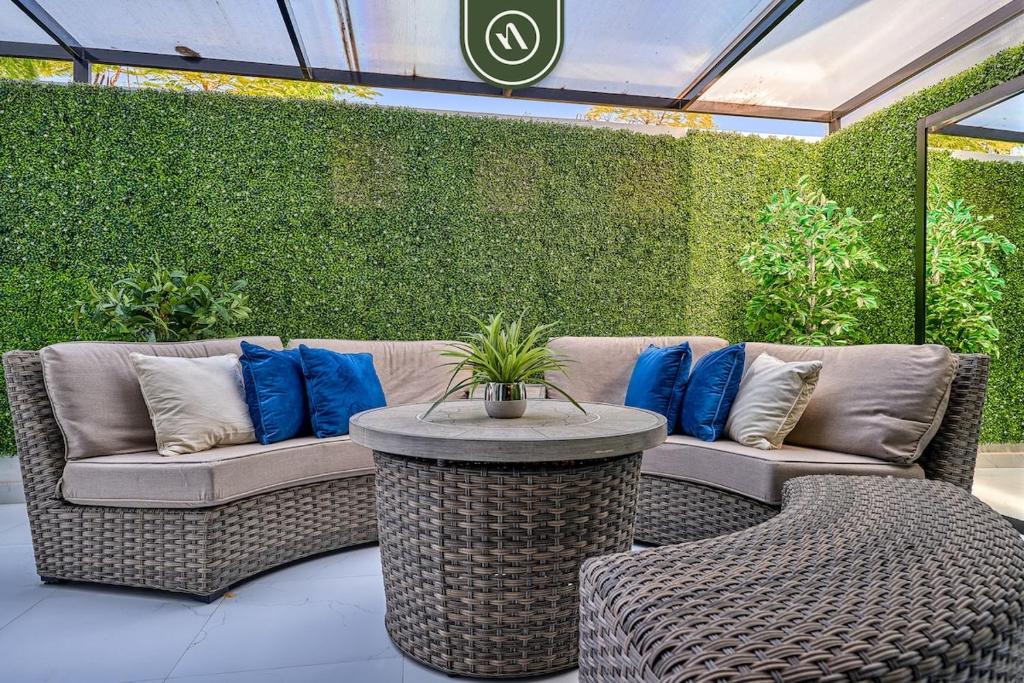Modern 2BR Condo in Old Town - Private Terrace - 1
