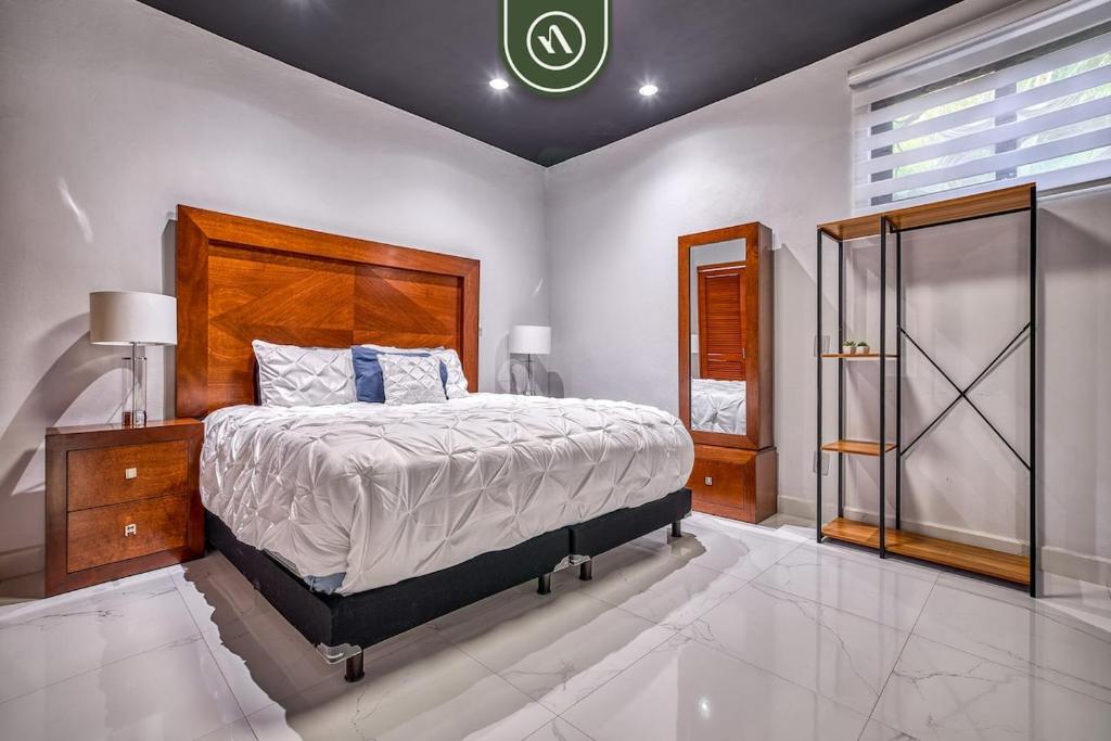 Modern 2BR Condo in Old Town - Private Terrace - 2