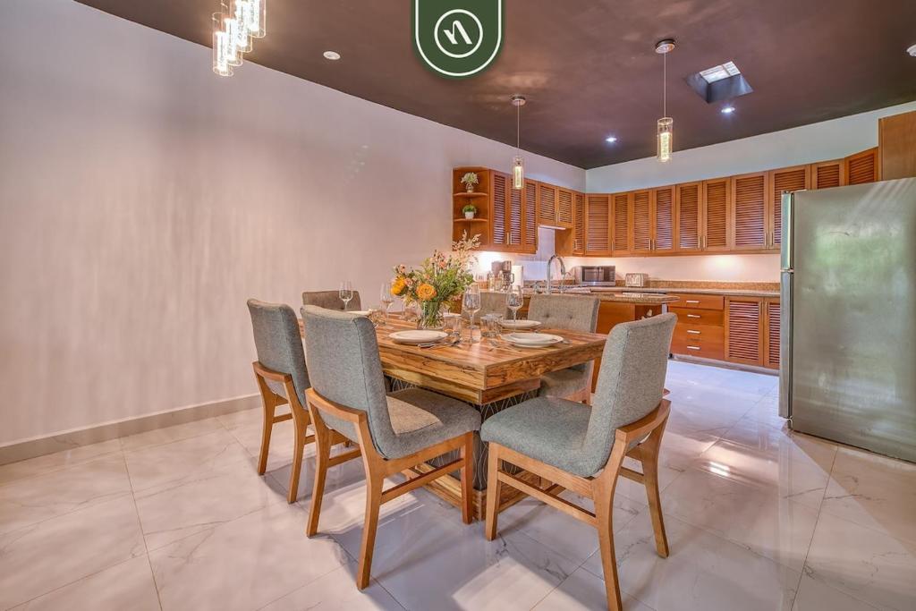 Modern 2BR Condo in Old Town - Private Terrace - 4