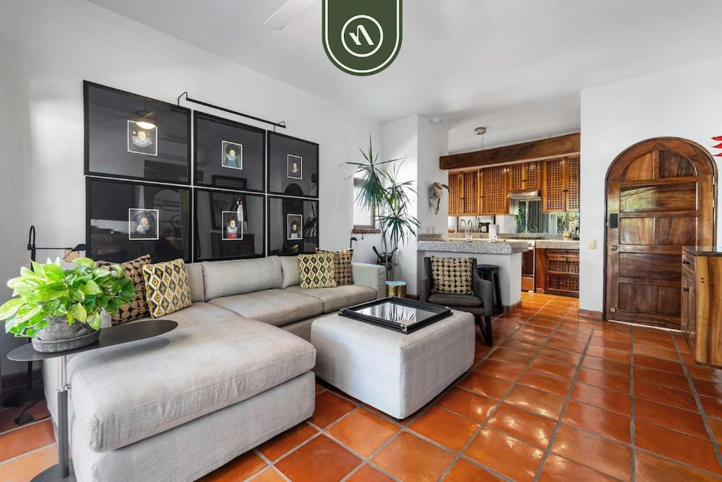 Stylish 2 BR Condo in Romantic Zone - Rooftop Pool - 3