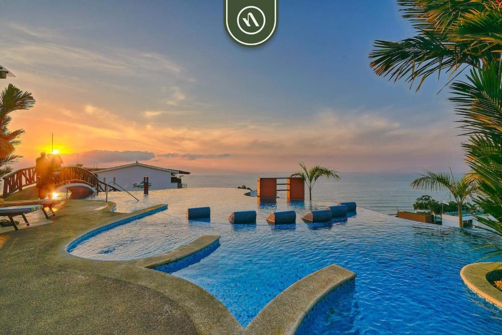 1 BR Condo - Amazing Sunsets From the Roof - Pool - 2
