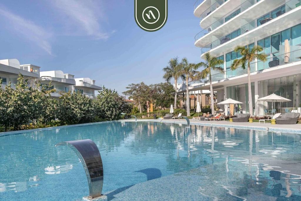 Luxury 3 BR Condo - Beach Access 1 Block Away - 3