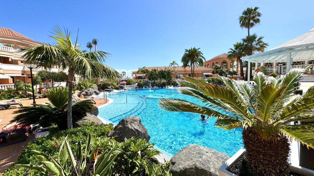 Heated Pool Royal Gardens by Deihu Experiences - 1