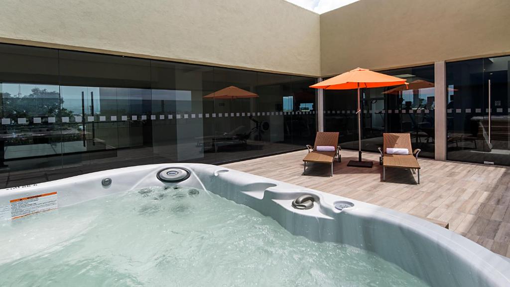 ホリデイ イン エクスプレス メヒコ アエロプエルト バイ IHG (Holiday Inn Express Mexico Aeropuerto By IHG) スイミングプール