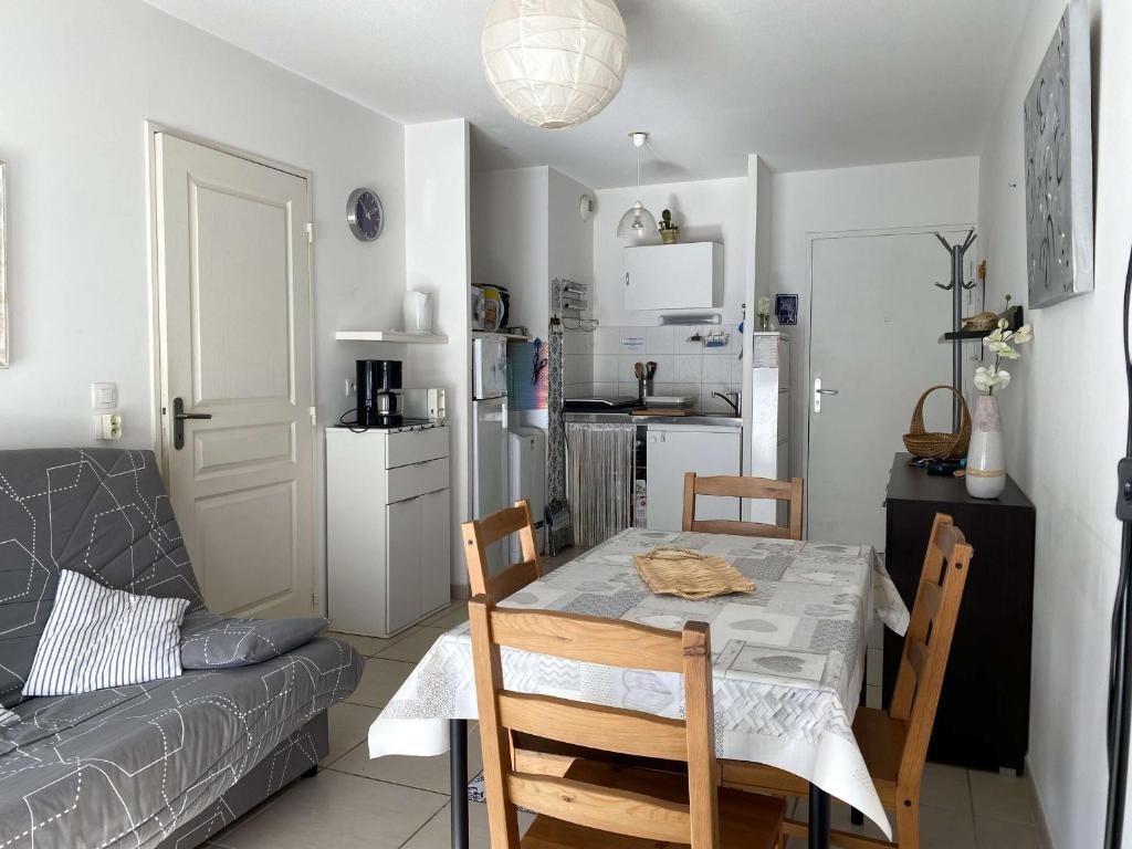 Appartement T2 avec Climatisation et Terrasse à Balaruc-les-Bains - FR-1-553-320 - 4