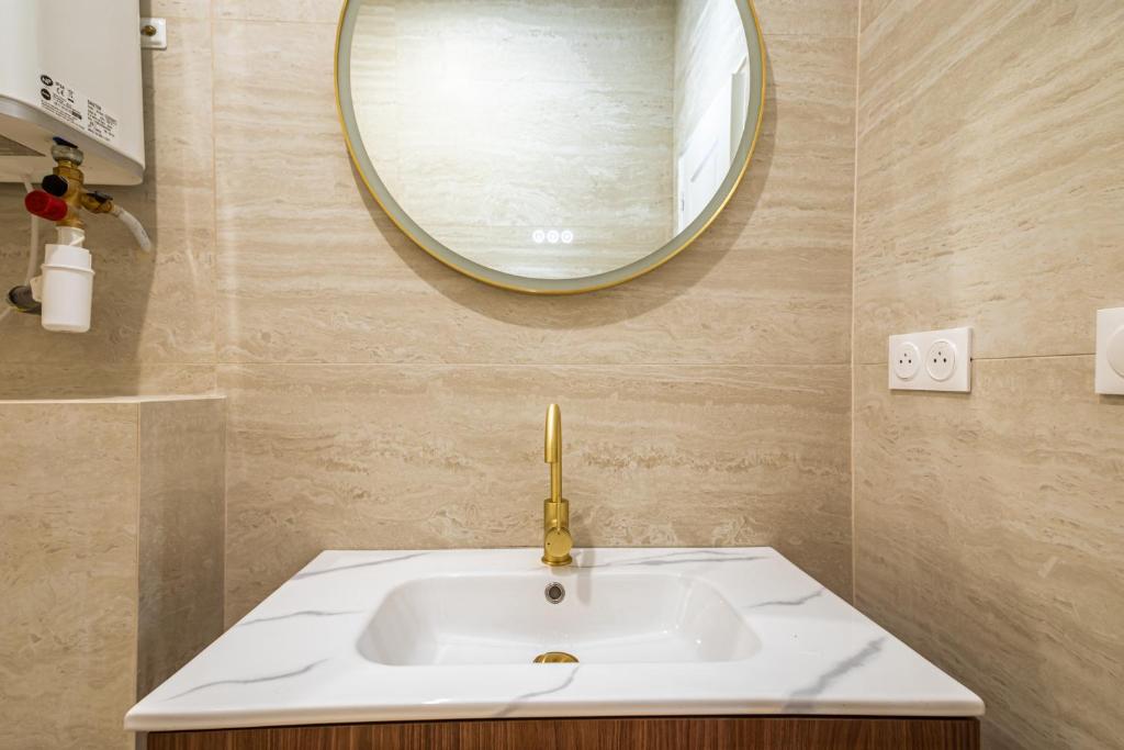 Stylish 1-Bedroom Apartment with Air Conditioning in Paris 17th - 5