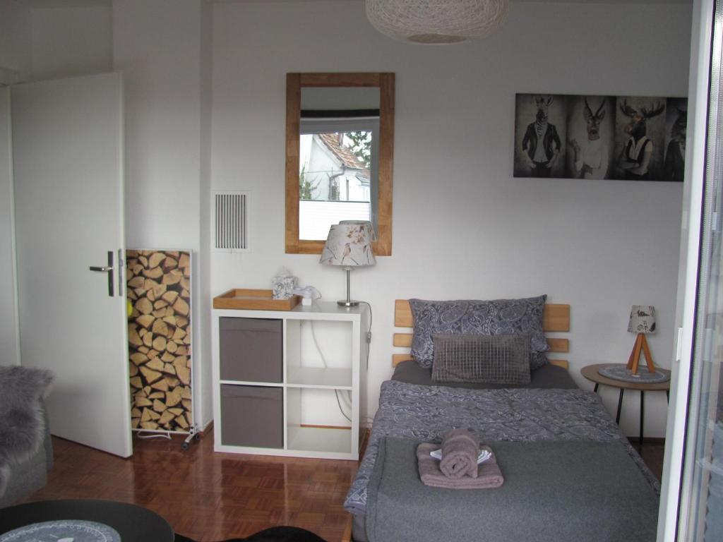 #1Komfortables helles Gästezimmer mit Balkon mit Gemeinschaftsbad W-Lan Airport nah Late Night Check in Haus Nr 9,5 - 5