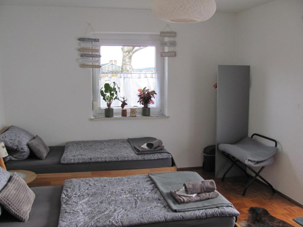 #1Komfortables helles Gästezimmer mit Balkon mit Gemeinschaftsbad W-Lan Airport nah Late Night Check in Haus Nr 9,5 - 1