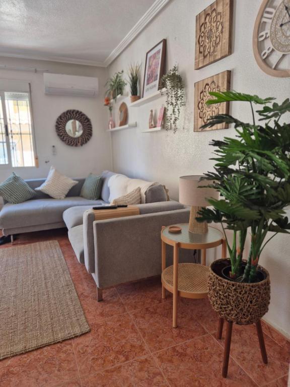 Holiday home in Costa Blanca - 3 bedroom house with pool sleeps 8, close to beach - 2