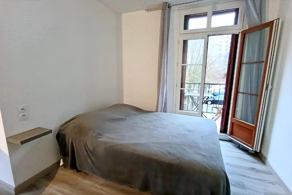 apt 11, 3ème étage, un large studio de 30 m2 avec balcon et vue sur montagne - 2