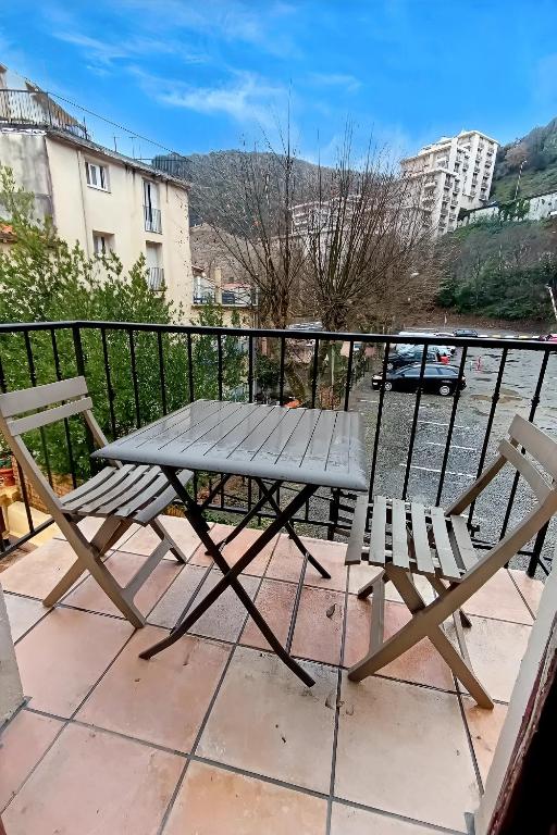 apt 11, 3ème étage, un large studio de 30 m2 avec balcon et vue sur montagne - 4