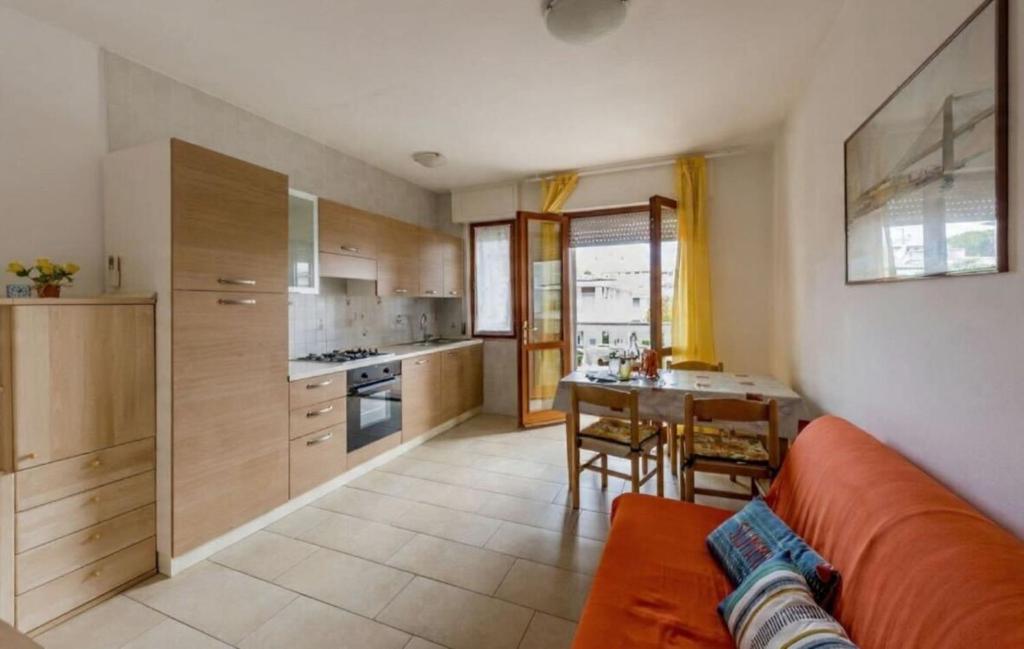 Stay in our beachside flat - 2