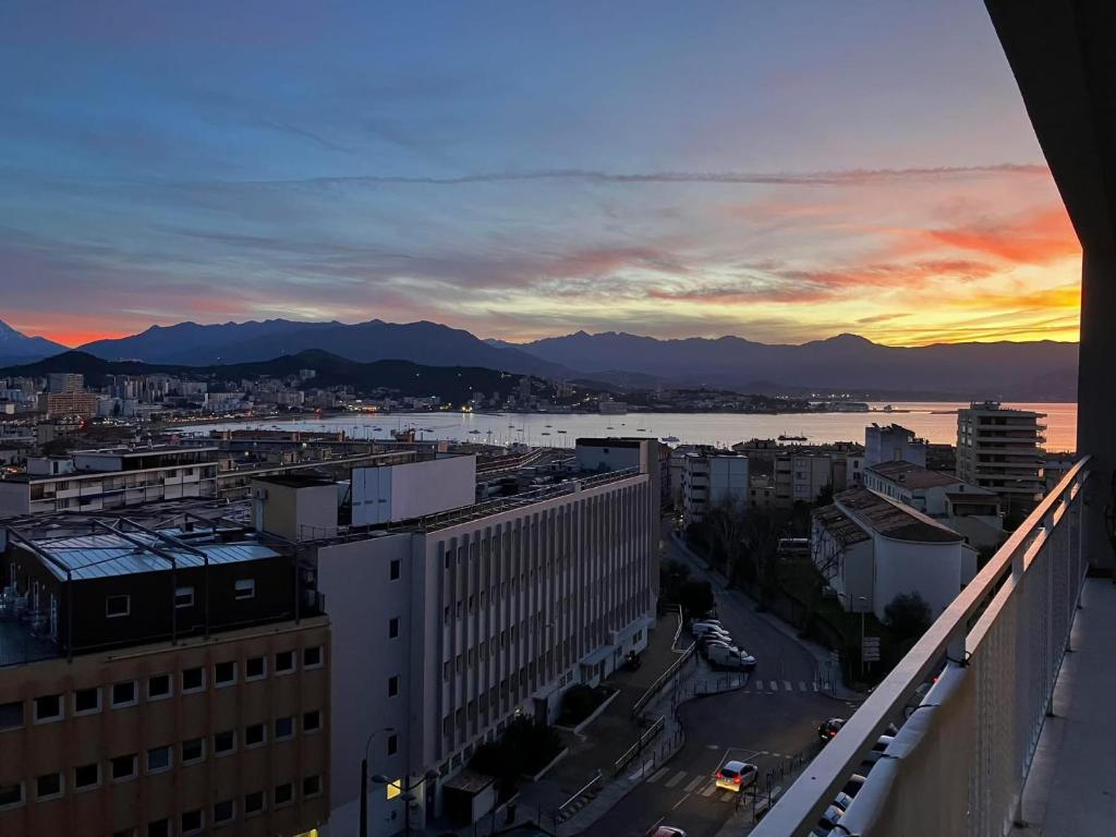 Très bel appartement avec terrasse de 87m2 avec une superbe vue panoramique sur la baie d Ajaccio - 5
