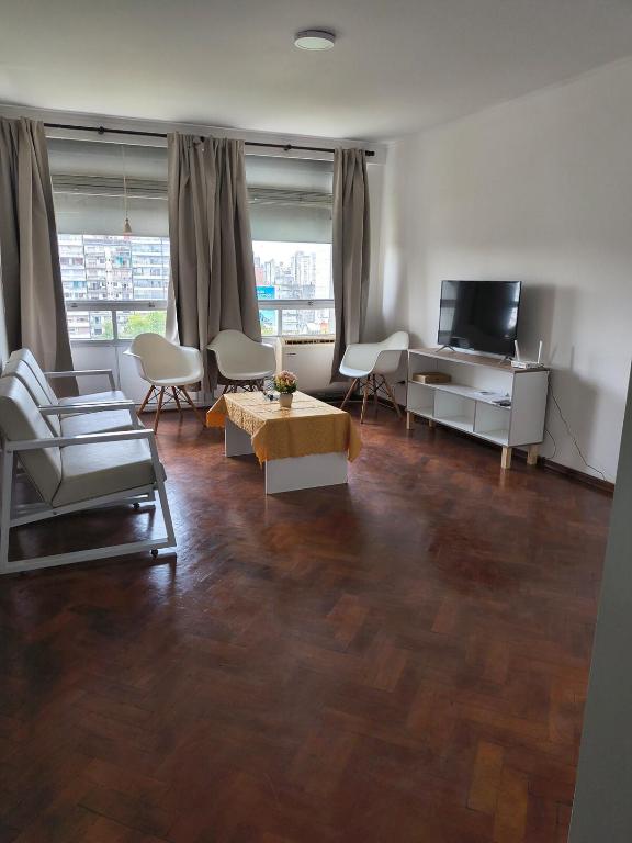 Amplio departamento céntrico 3 habitaciónes, 1 baño y medio, con estacionamiento en el edificio, mínimo 2 noches - 1