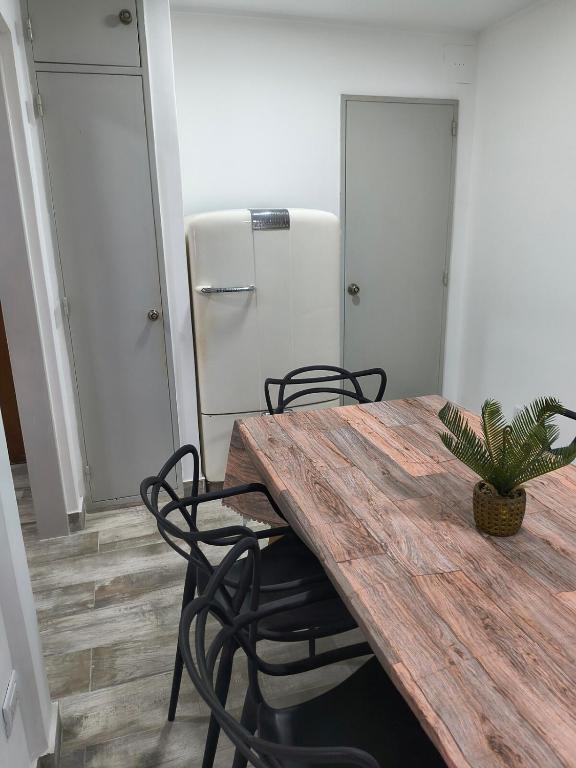 Amplio departamento céntrico 3 habitaciónes, 1 baño y medio, con estacionamiento en el edificio, mínimo 2 noches - 2