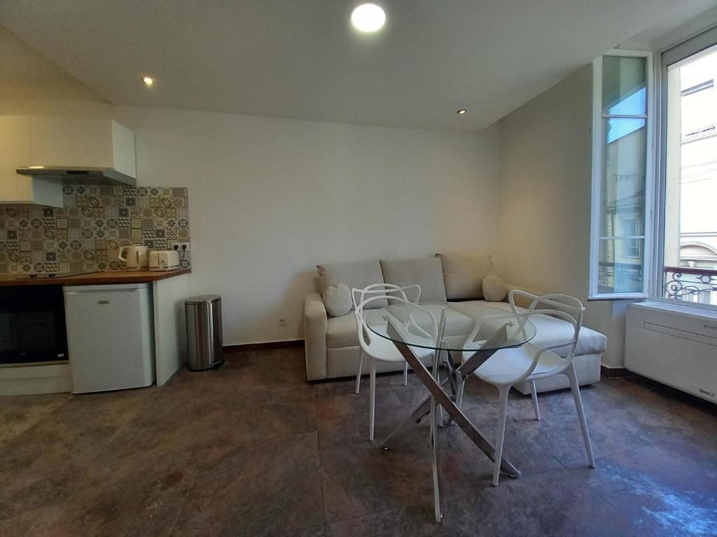 Simon Apartments - 5