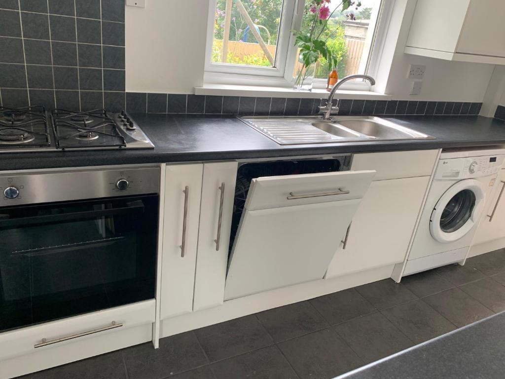 2-Bed Dog-Friendly House near Falmouth Beach photo 8