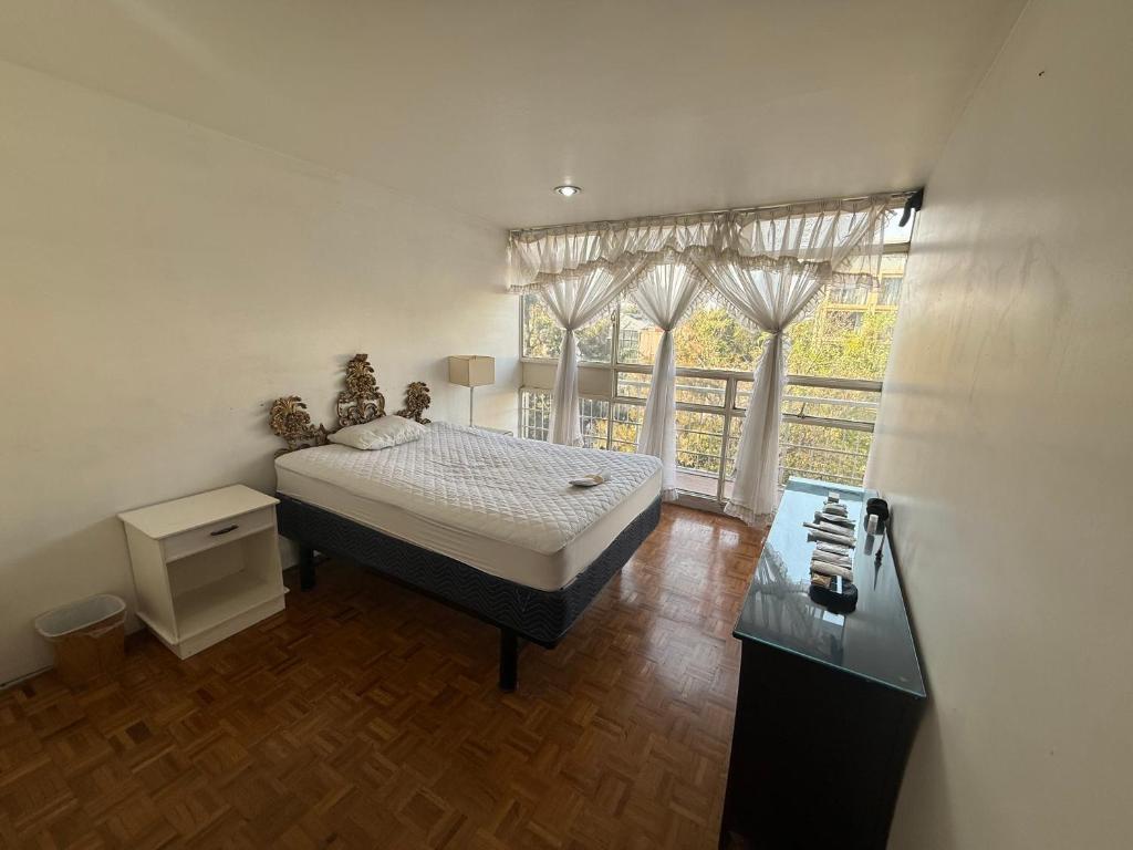 Central, comfortable & bright room in Roma Norte, Mexico City - 4
