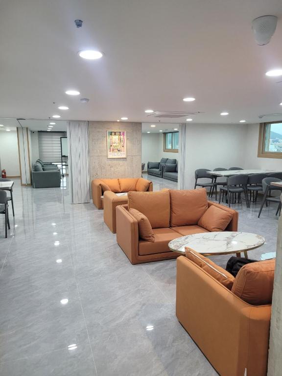 호텔 문의 자동 체크인 기계 모습, 간편한 체크인 절차를 보여준다.