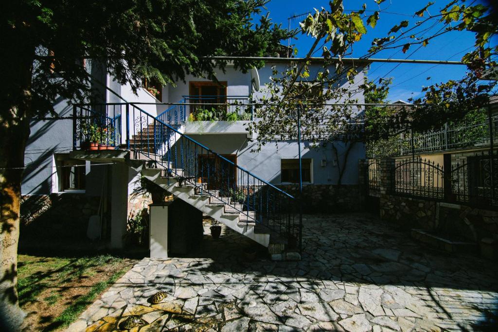 Bujtina Leon's Apartments — Hotel in Korce