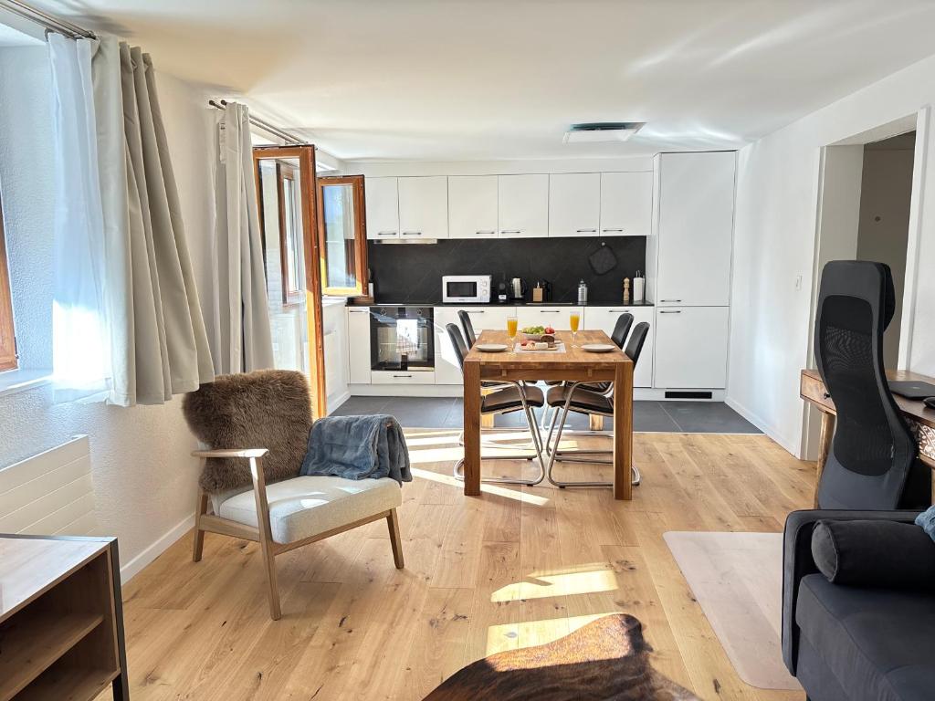 Liftside Terrace Retreat Modern & Cozy - 4